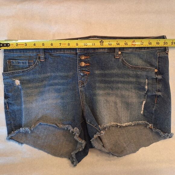 Torrid Distressed Denim Raw Hem Cut Off Shorts Size 18 Button Fly Stretch - Picture 4 of 10